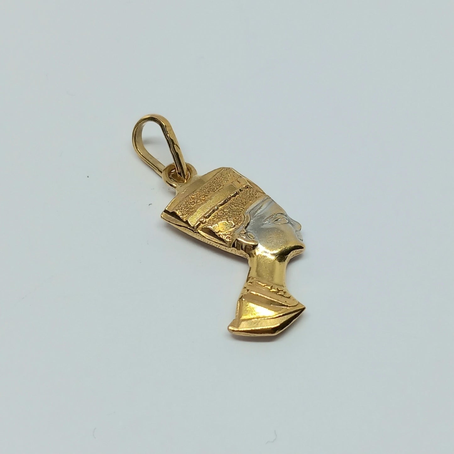 Zlatý přívěšek Nefertiti