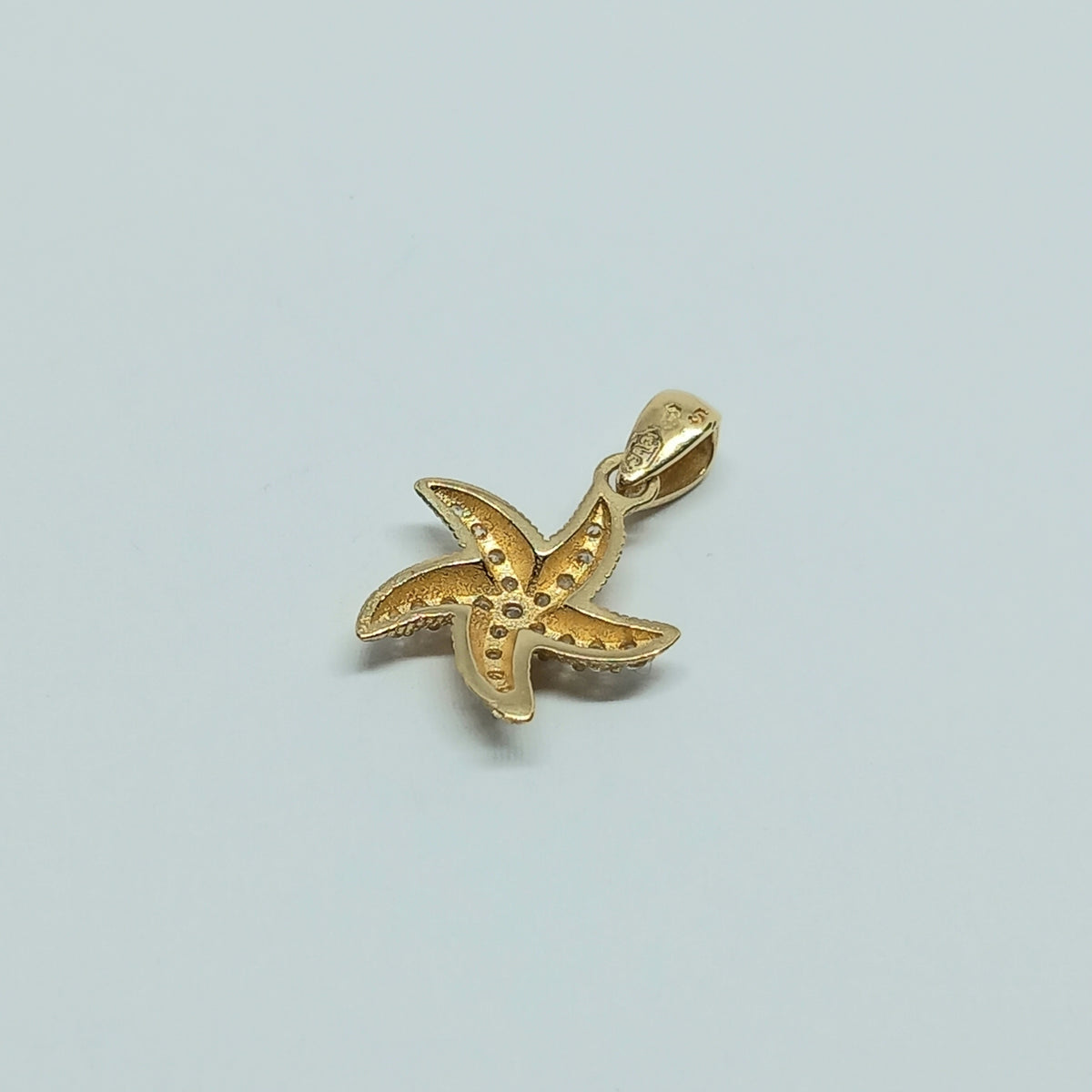 Přívěšek ze žlutého zlata 14k . Hvězdice . 0,76g . stav A1