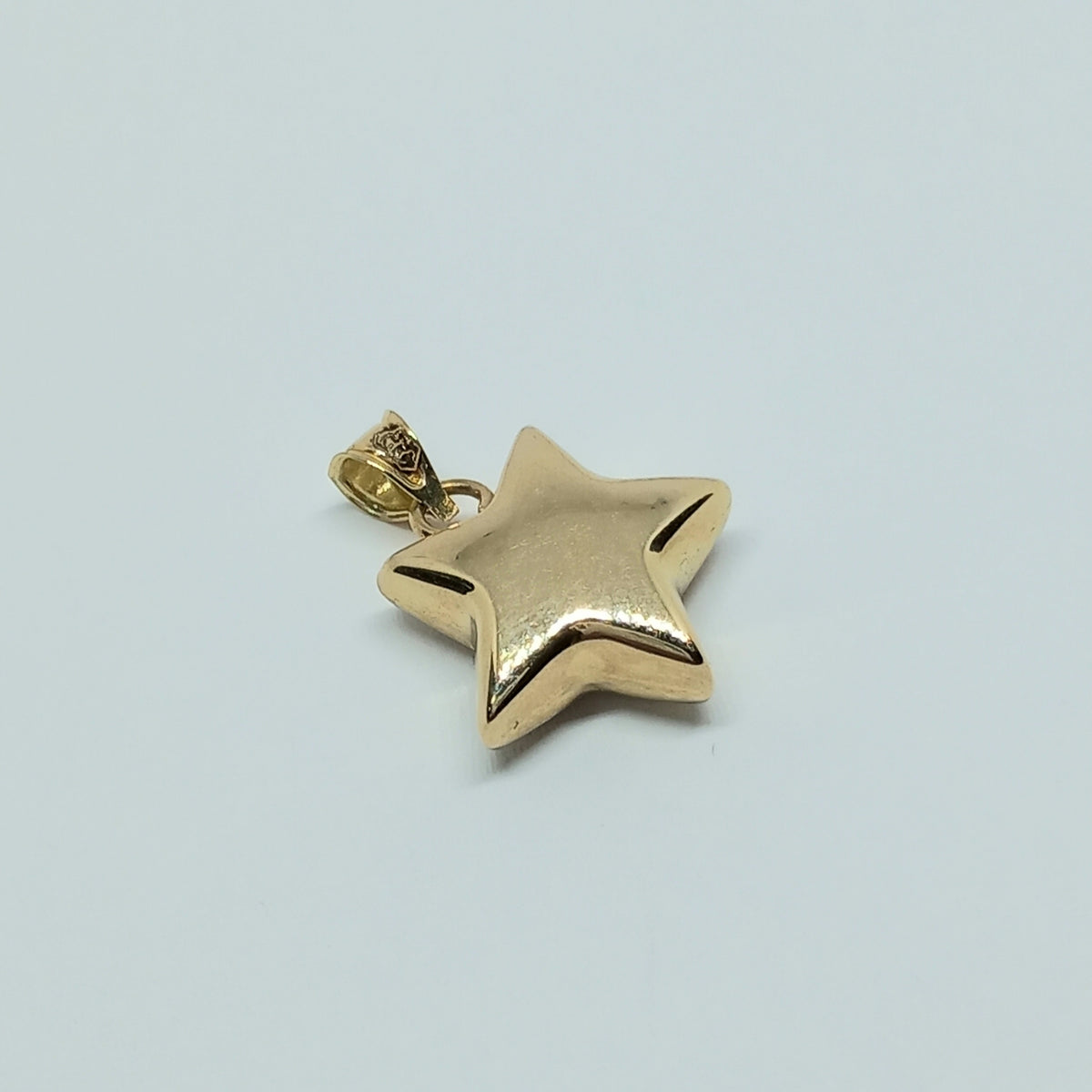 Přívěšek ze žlutého zlata 14k . Hvězda . 1,02g . stav A1