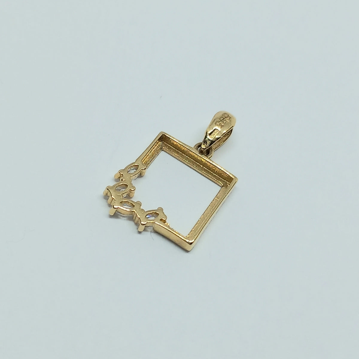 Přívěšek ze žlutého zlata 14k . 0,79g . stav A1