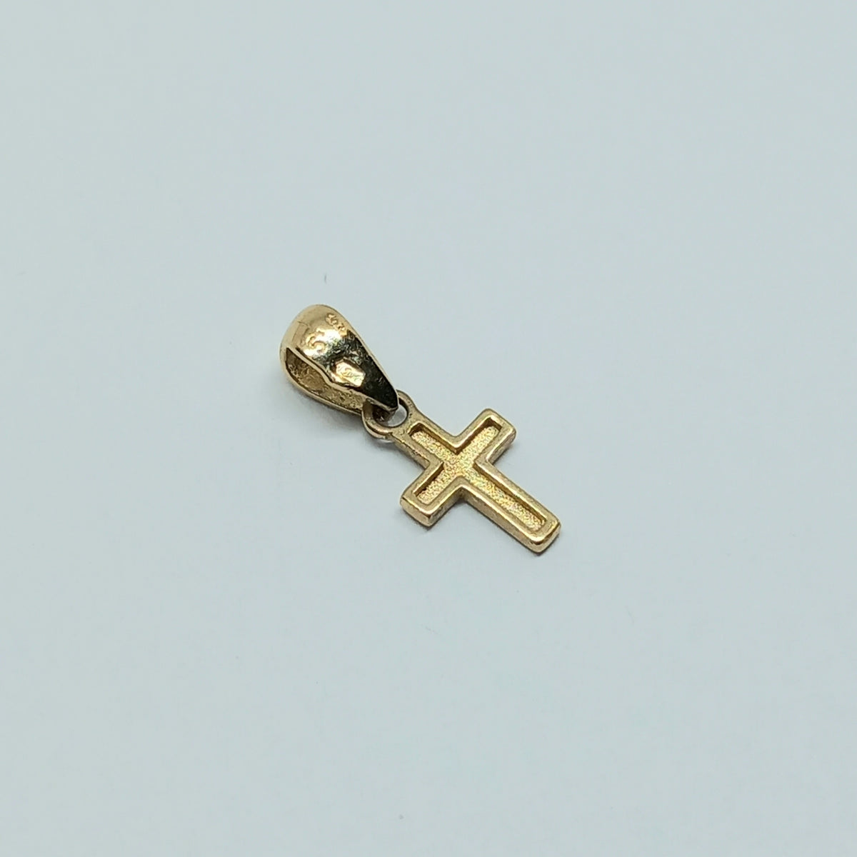 Přívěšek ze žlutého zlata 14k . Kříž . 0,35g . stav A1