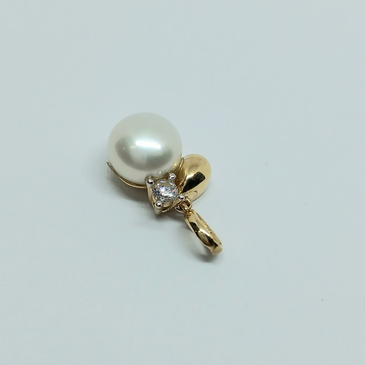 Přívěšek ze žlutého zlata 14k . Perla . 1,85g . stav A1
