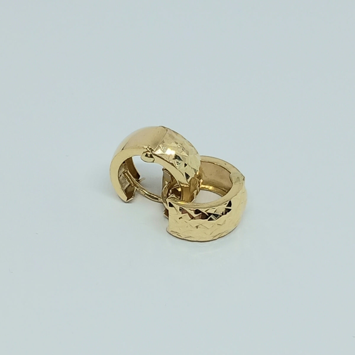 Náušnice ze žlutého zlata 14k . Kruhy . 1,73g . stav A1