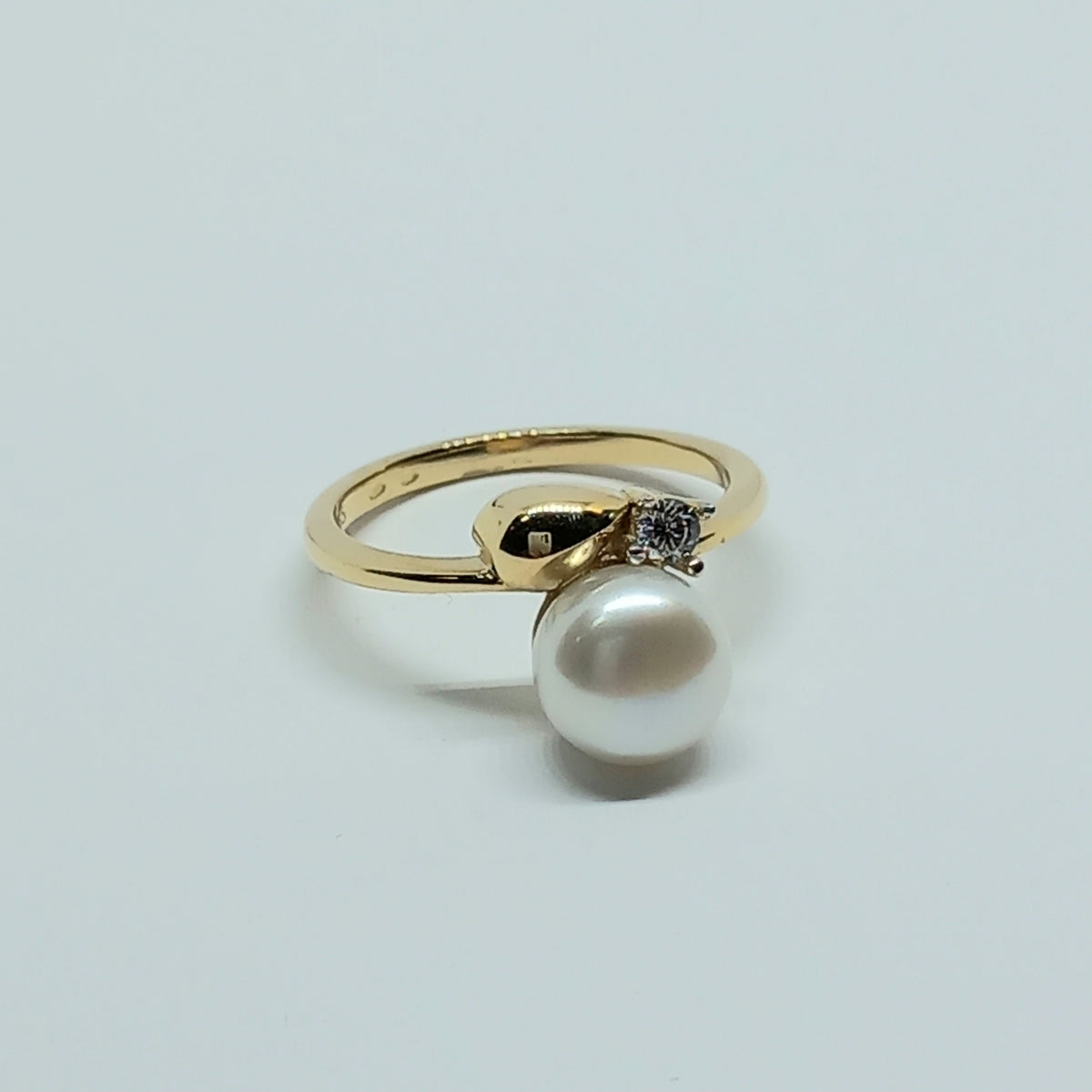 Dámský prsten ze žlutého zlata 14k . Perla . vel. 55 . 3,31g . stav A1