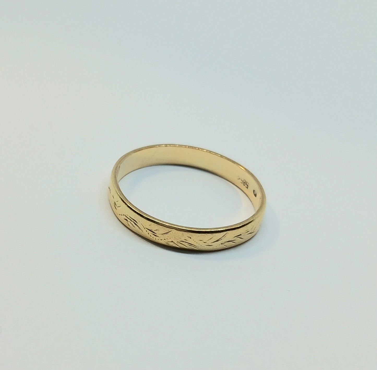 Snubní prsten ze žlutého zlata 14k . vel. 60 . 2,37g . stav B