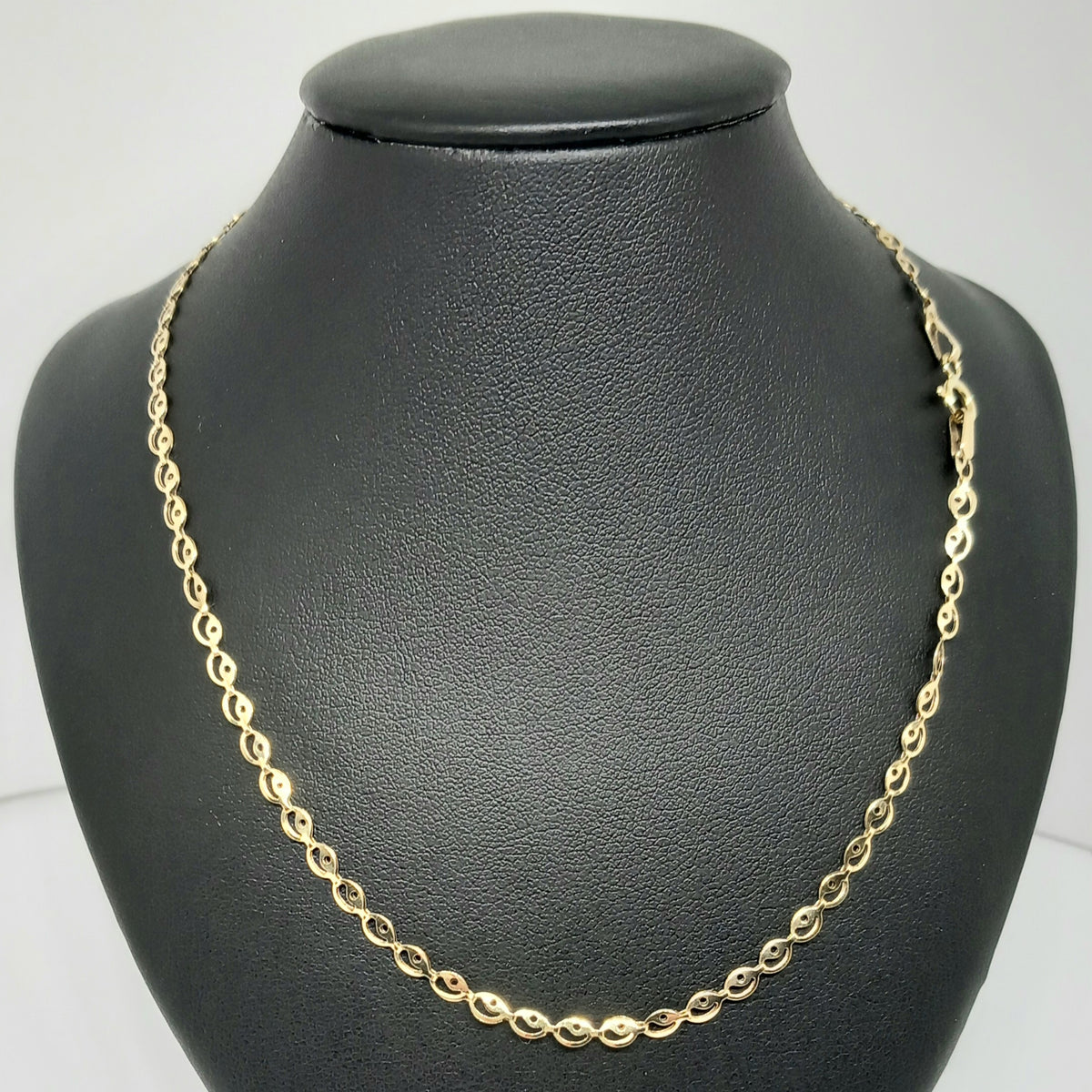 Dámský řetěz ze žlutého zlata 14k . 2,45g . 43cm . stav C