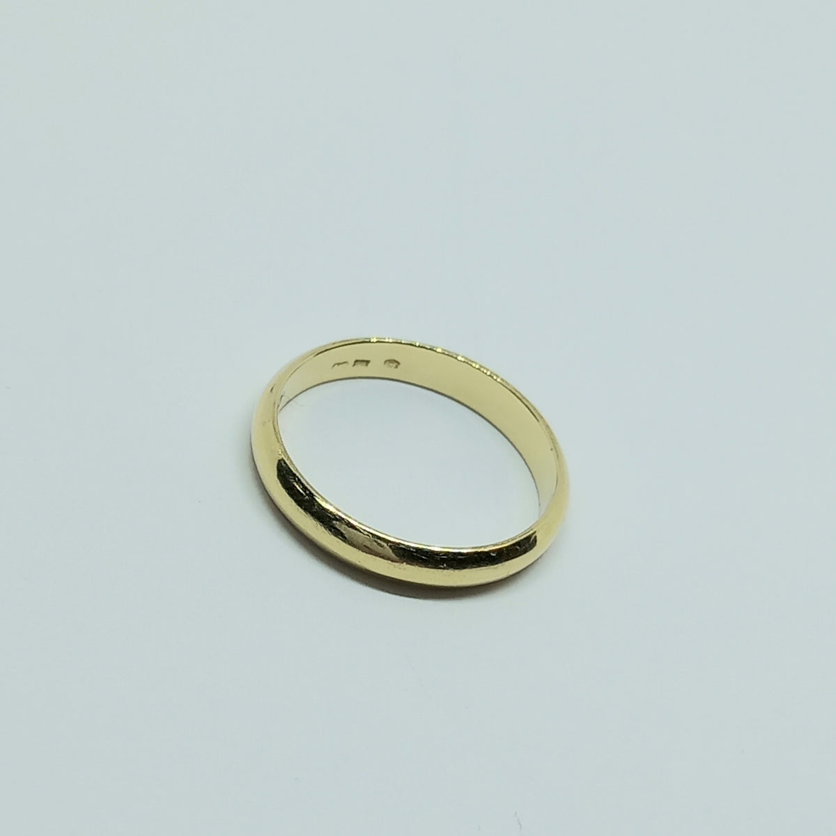 Snubní prsten ze žlutého zlata 14k . 1,92g . vel. 49 . stav B