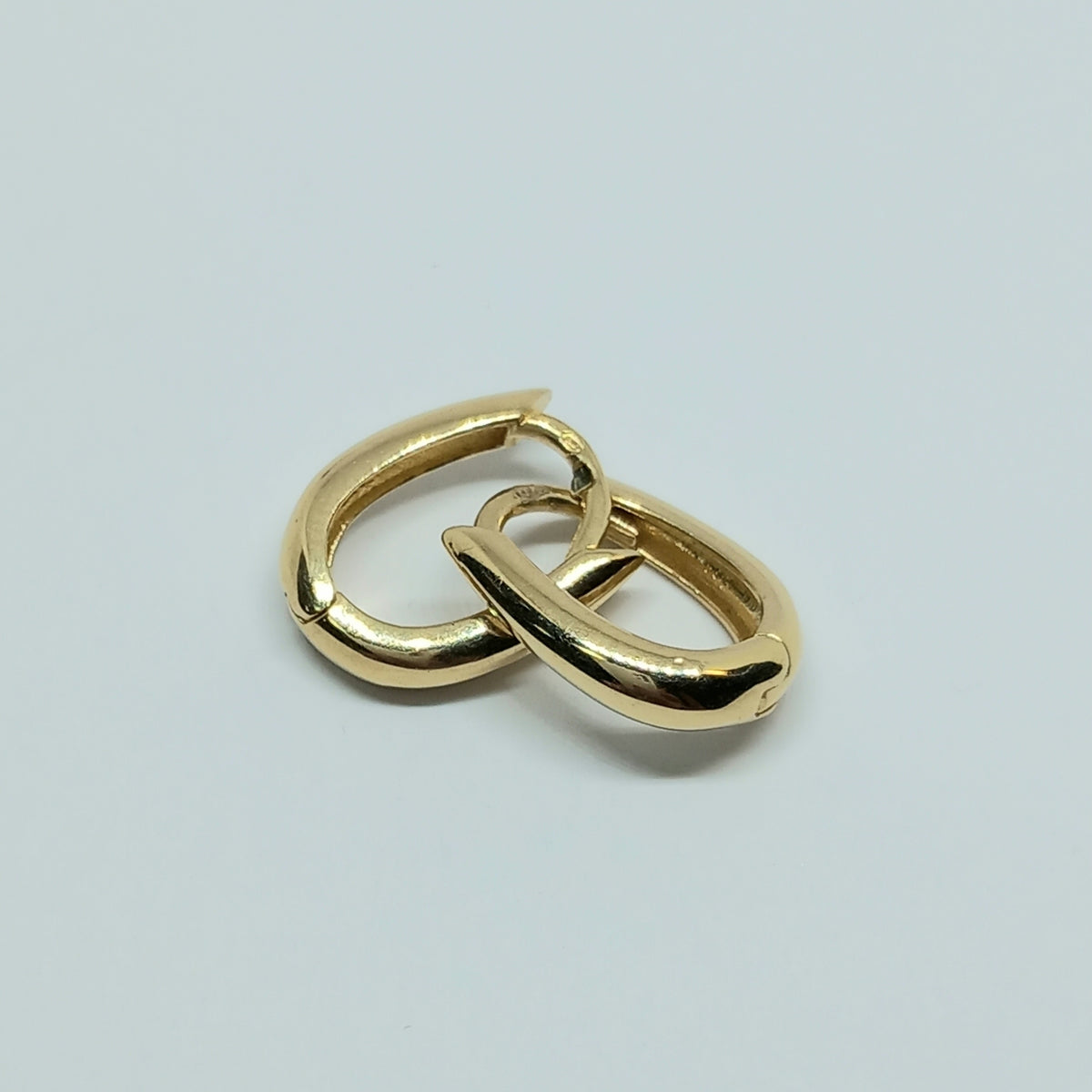 Náušnice ze žlutého zlata 14k . Ovál . 2,36g . stav A1