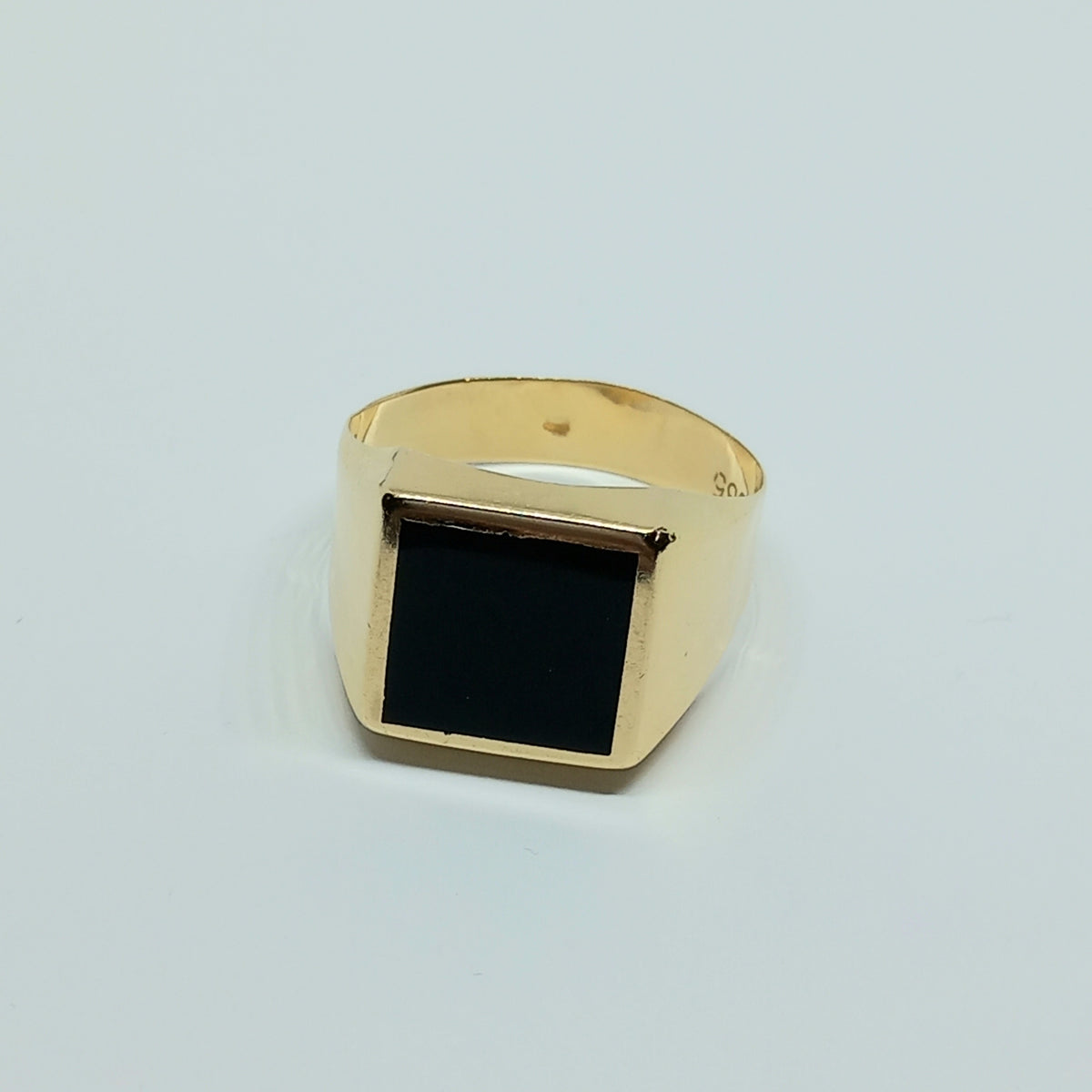 Pánský prsten ze žlutého zlata . 14k . vel. 68 . 4,49g . stav A1