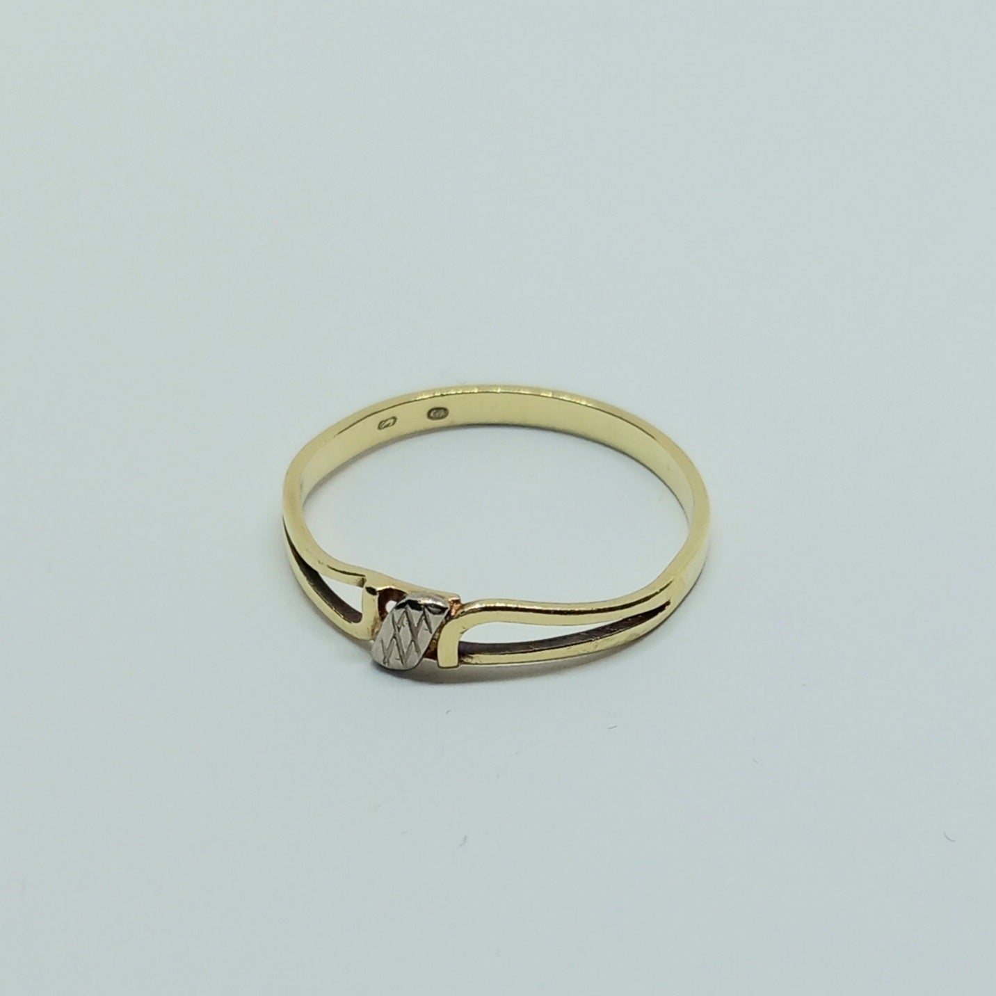 Zlatý prsten 14K 585/1000 - zlato žluté s bílým - použité - vel. 58
