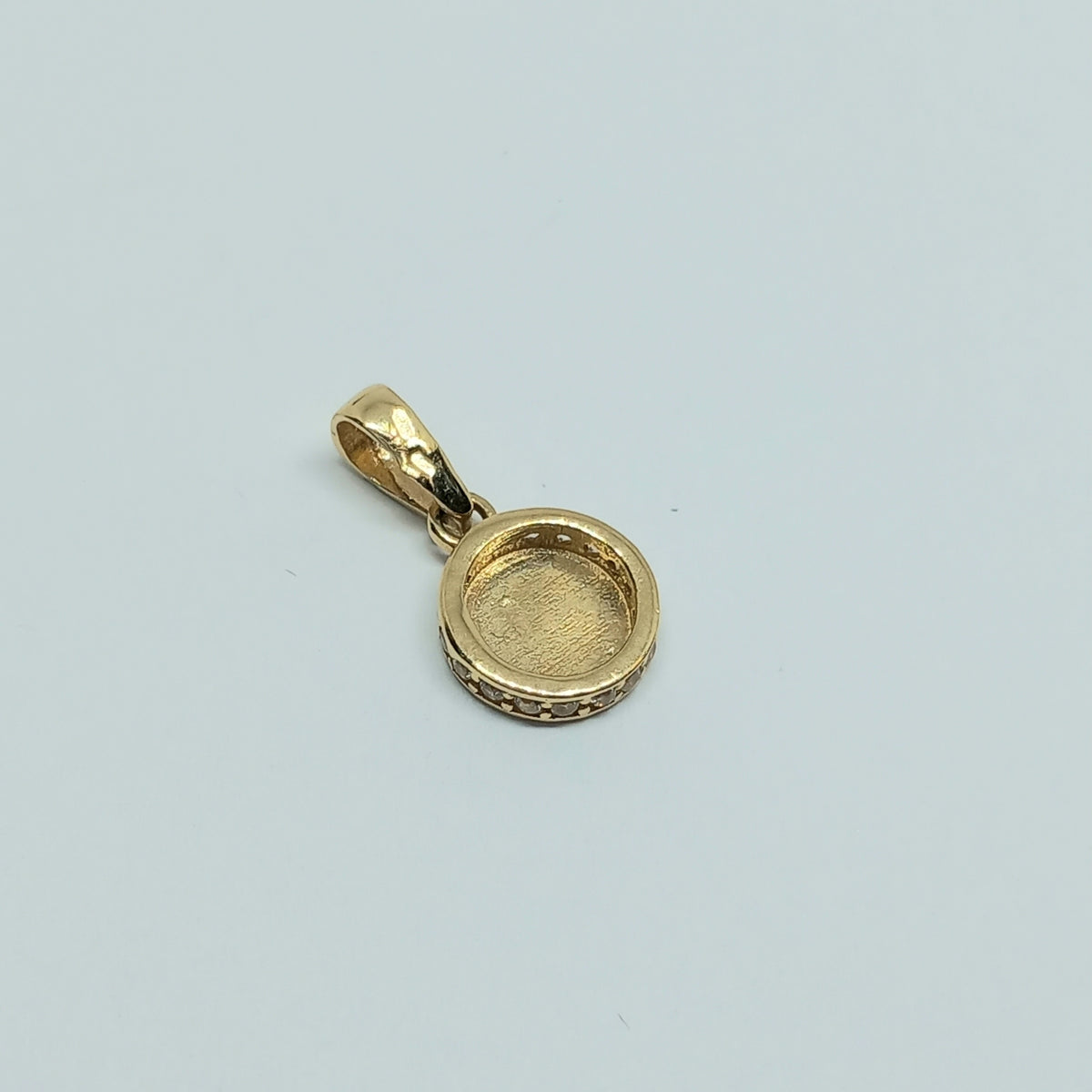 Přívěšek ze žlutého zlata 14k . 0,84g . stav A1
