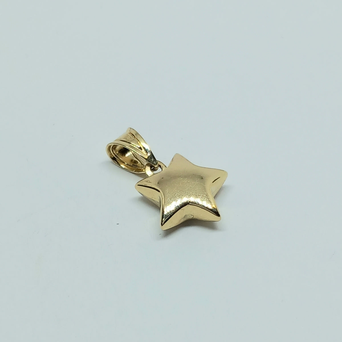 Přívěšek ze žlutého zlata 14k . Hvězda . 0,57g . stav A1