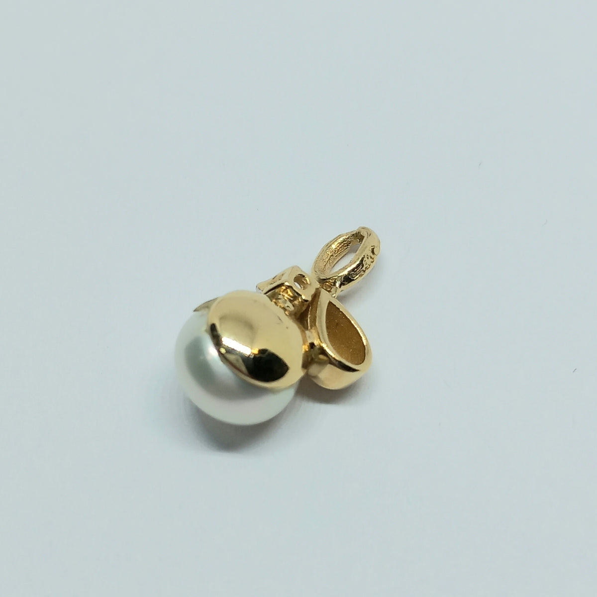 Přívěšek ze žlutého zlata 14k . Perla . 1,85g . stav A1