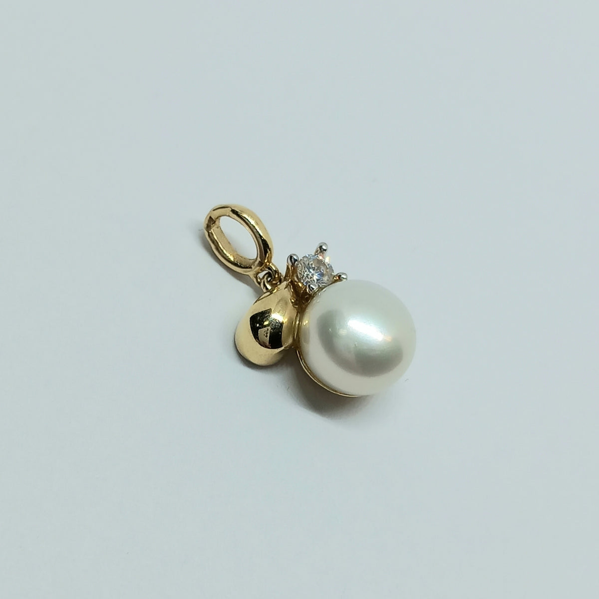 Přívěšek ze žlutého zlata 14k . Perla . 1,85g . stav A1