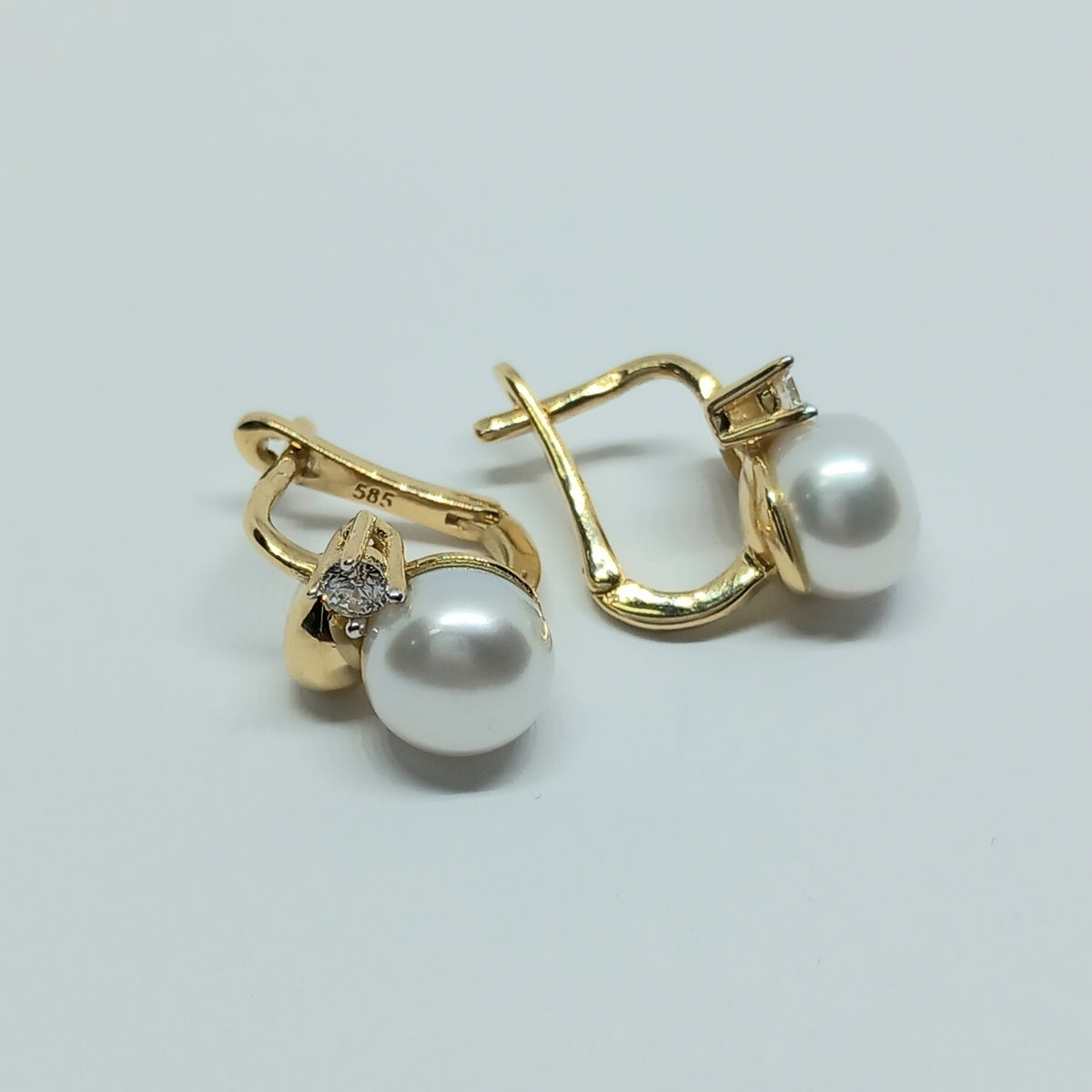 Náušnice ze žlutého zlata 14k . Visací . Perla . 4,73g . stav A1