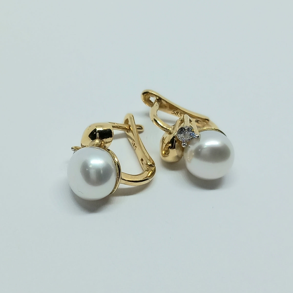 Náušnice ze žlutého zlata 14k . Visací . Perla . 4,73g . stav A1