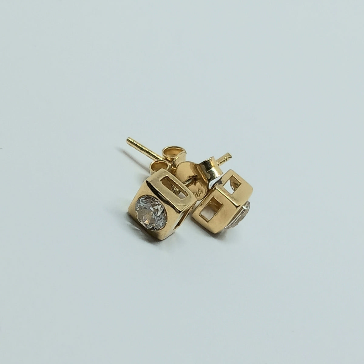 Náušnice ze žlutého zlata 14k . Pecky . 1,97g . stav A1