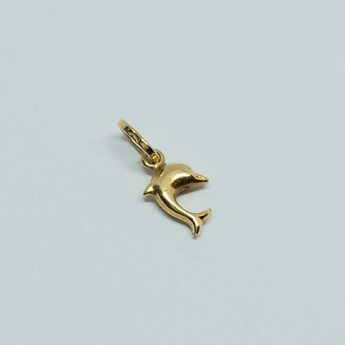 Přívěšek ze žlutého zlata 14k . Delfín . 0,34g . stav B
