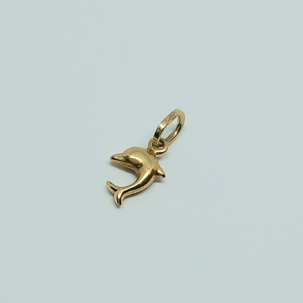 Přívěšek ze žlutého zlata 14k . Delfín . 0,34g . stav B