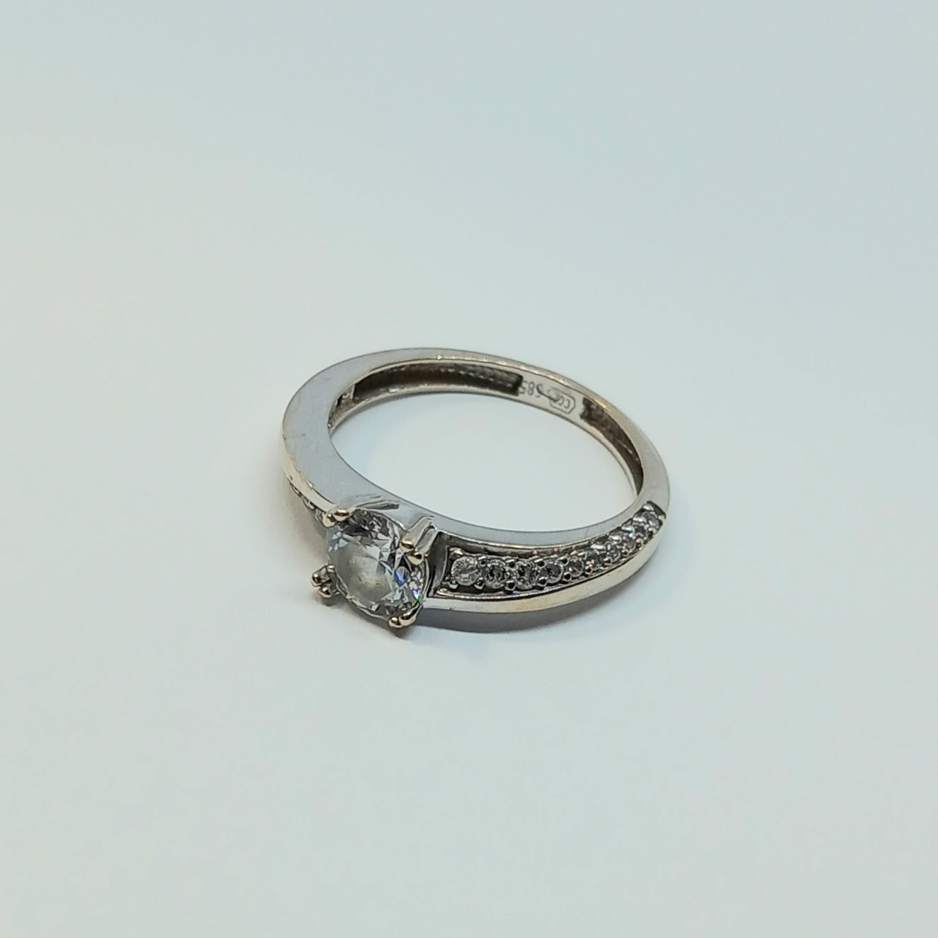 Dámský prsten z bílého z bílého zlata 14k . vel. 51 . 2,63g .  stav B
