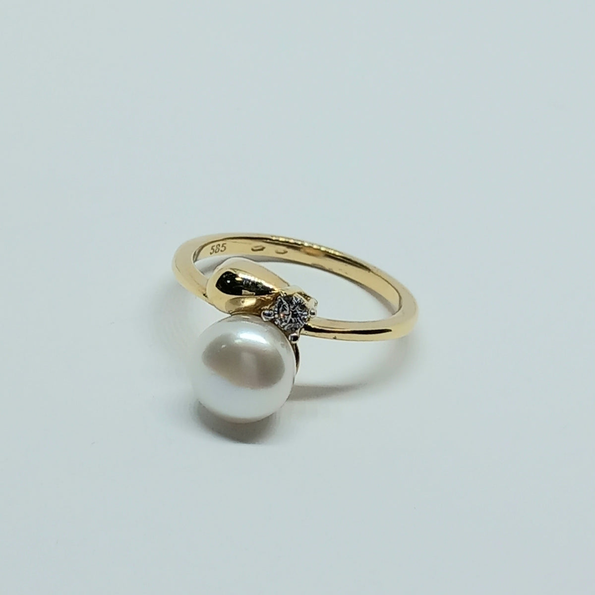 Dámský prsten ze žlutého zlata 14k . Perla . vel. 55 . 3,31g . stav A1